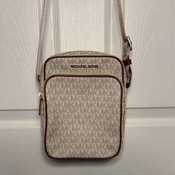 Michael Kors Handbags - NWT Michael Kors Jet Set Travel Vanilla Crossbody Bag